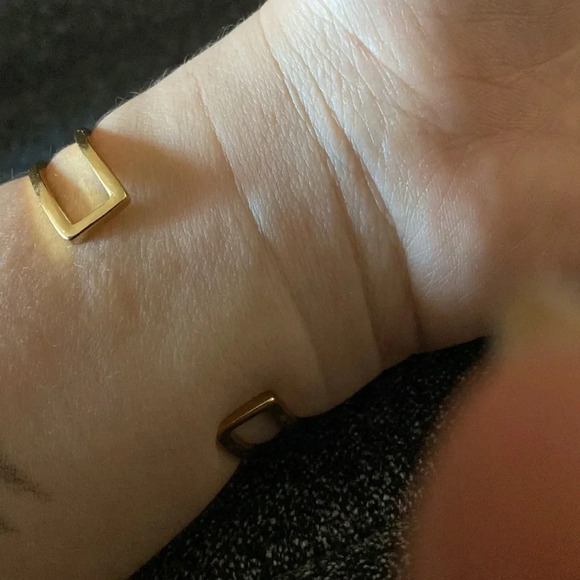 CHRISTIAN DIOR‼️no box and tags ‼️
Metal Pearl J'Adior Bracelet Cuff Gold - Picture 4 of 5